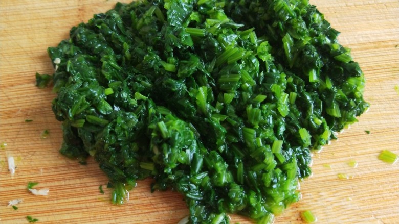 菠菜胡萝卜鸡蛋饼,<a style='color:red;display:inline-block;' href='/shicai/ 117'>菠菜</a>洗干净用开水烫软,剁成末。