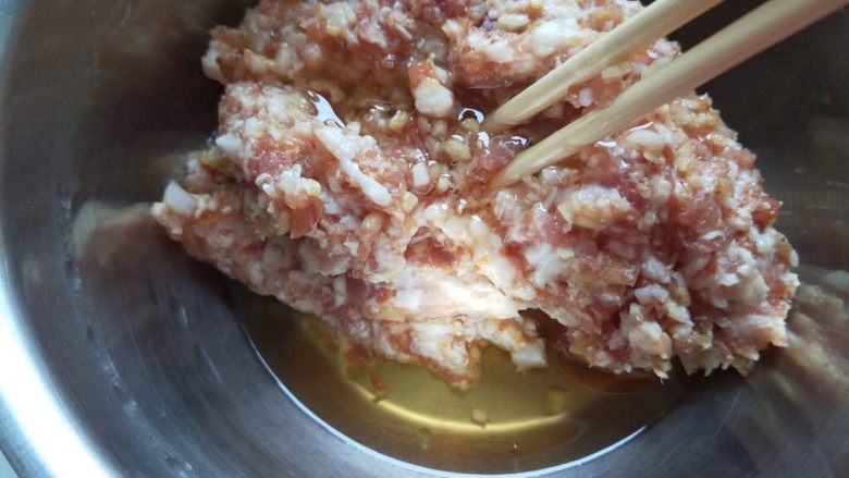 香芹猪肉饺子,装入盆中,加入适量油。
