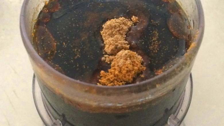 简易卤肉饭【GOUEMETmaxx西式厨师机版】,3. 用量杯盖准备好调料：<a style='color:red;display:inline-block;' href='/shicai/ 762'>老抽</a>10<a style='color:red;display:inline-block;' href='/shicai/ 788'>生抽</a>25<a style='color:red;display:inline-block;' href='/shicai/ 718'>料酒</a>60<a style='color:red;display:inline-block;' href='/shicai/ 829'>十三香</a><a style='color:red;display:inline-block;' href='/shicai/ 720'>胡椒粉</a>，和5块<a style='color:red;display:inline-block;' href='/shicai/ 866'>冰糖</a>