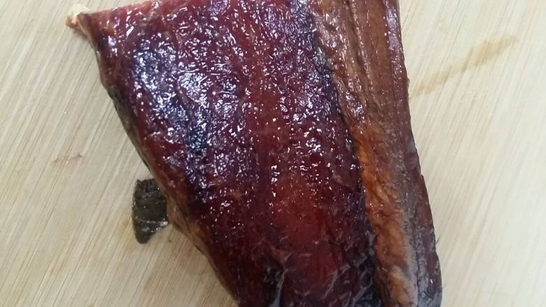 腊肉土豆焖饭,切一块<a style='color:red;display:inline-block;' href='/shicai/ 436'>腊肉</a>,量根据自己的喜好来就行,喜欢吃就多放些。