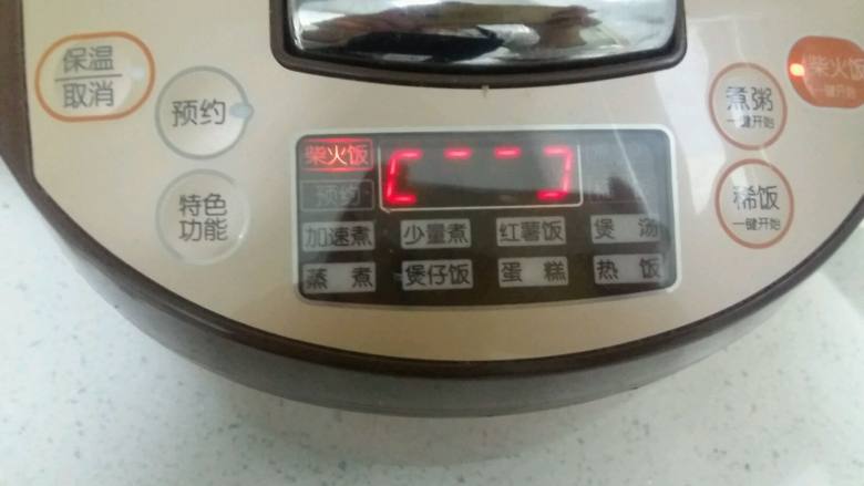 腊肉土豆焖饭,启动电饭煲的柴火饭功能,静静等待美味就行了。