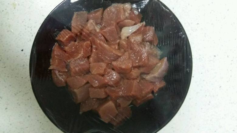 一碗幸福的红烧牛肉面,搅拌均匀,盖上保鲜膜,放入冰箱冷藏腌制2小时。