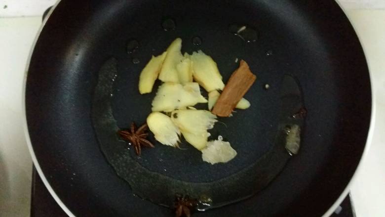 一碗幸福的红烧牛肉面, 热锅凉油,倒入花椒,八角,丁香,桂皮,姜片,冰糖,小火翻炒出香味。