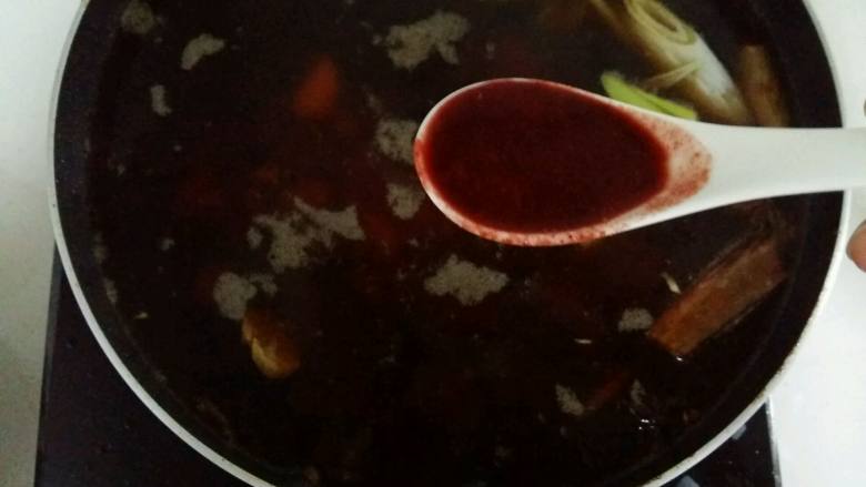 一碗幸福的红烧牛肉面,红烧牛肉为了增加颜色,倒入1勺<a style='color:red;display:inline-block;' href='/shicai/ 781'>腐乳汁</a>,适量盐。