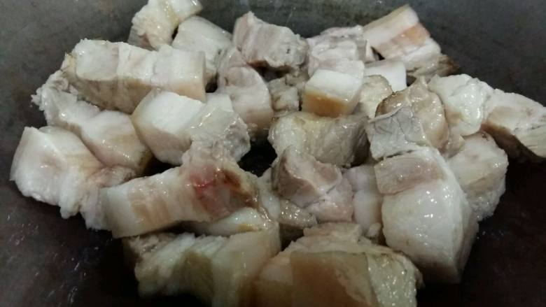 香而不腻的家常红烧肉,热锅凉油,油少放,倒入肉块小火煎出油脂。多余的油要倒出来。