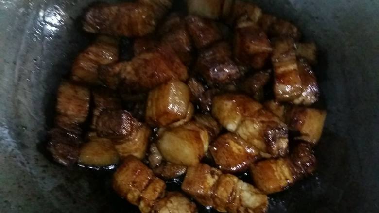 香而不腻的家常红烧肉, 倒入1勺<a style='color:red;display:inline-block;' href='/shicai/ 788'>生抽</a>,1勺老抽,翻炒上色。