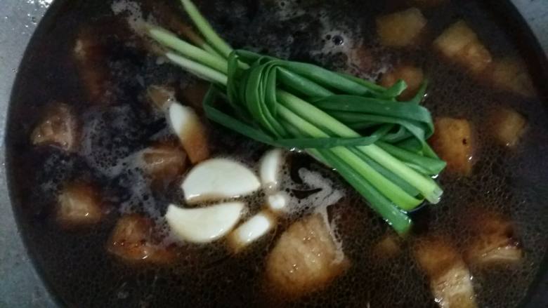 香而不腻的家常红烧肉,放入葱蒜,1勺<a style='color:red;display:inline-block;' href='/shicai/ 718'>料酒</a>。