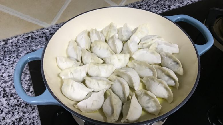 蒲公英猪肉煎饺,摆上饺子,开小火慢煎