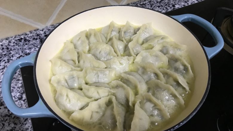 蒲公英猪肉煎饺,小火一直到没有水分,饺子就熟了