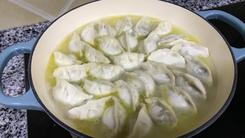 蒲公英猪肉煎饺,倒入面粉水,到饺子的三分之二处