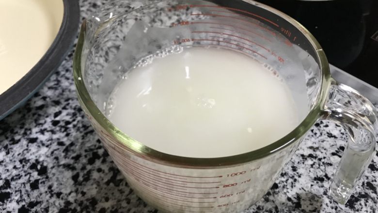 蒲公英猪肉煎饺,加水,搅拌均匀