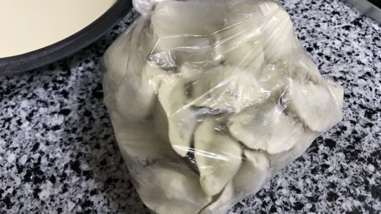 蒲公英猪肉煎饺,前段时间包的蒲公英猪肉馅的饺子,吃不完冷冻了