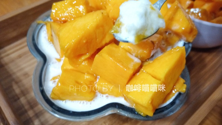 芒果牛奶绵绵冰,怎么样,夏日炎炎在空调房里吃着芒果绵绵冰十分写意的哦