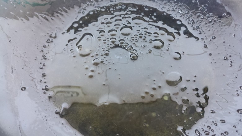 黄焖鸡,开小火,把冰糖熬化,熬成棕色