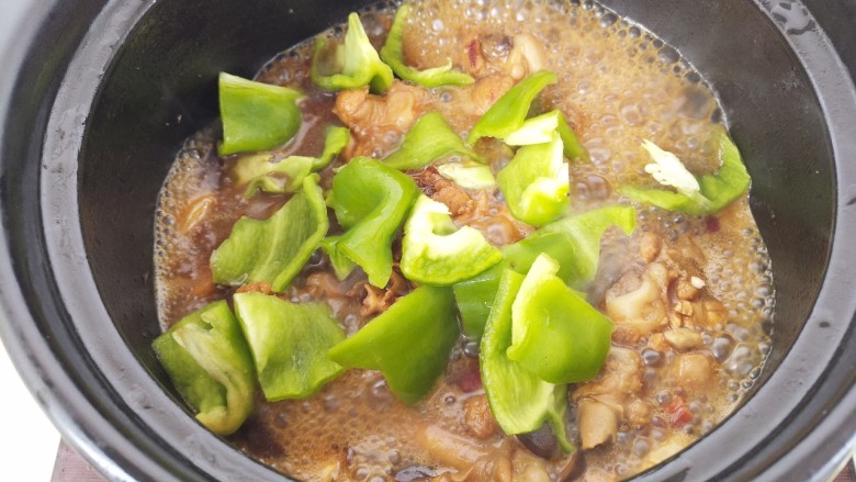 黄焖鸡,然后加入青椒,再焖3分钟即可