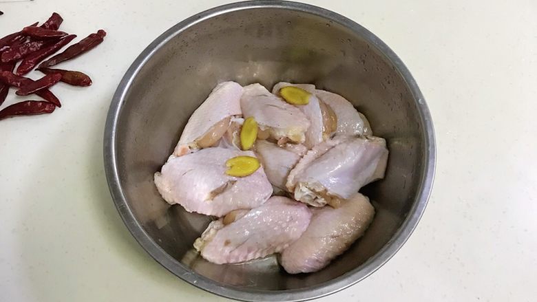 韩式吮指炸鸡翅,用筷子把调味料和鸡翅拌匀,也可以直接用手抓匀,腌制30分钟。