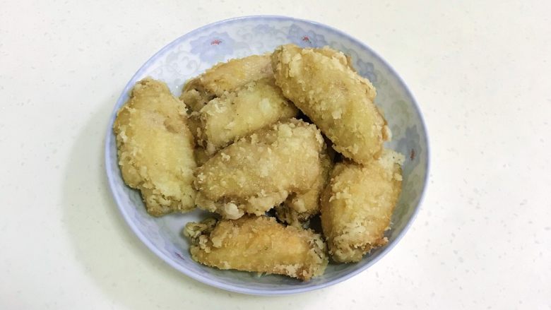 韩式吮指炸鸡翅,鸡翅炸至金黄色,约10分钟左右即可捞出,然后再入锅复炸一次备用。