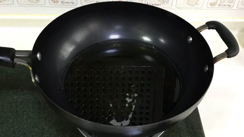 韩式吮指炸鸡翅,开大火,在锅内倒入适量的食用油。