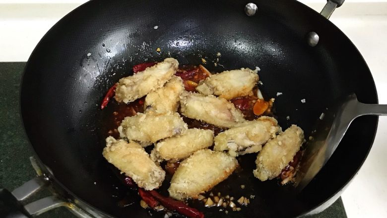 韩式吮指炸鸡翅,加入炸好的鸡翅,翻炒几下。