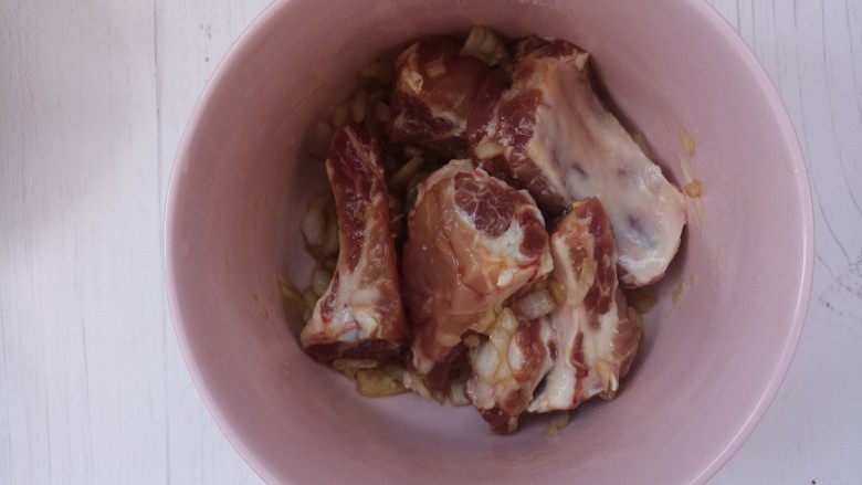 糖醋烤排骨,抓匀,腌15分钟
