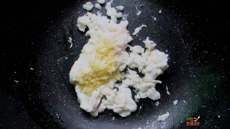 快手版赛螃蟹,倒入一半姜汁拌匀,关火。盛出来