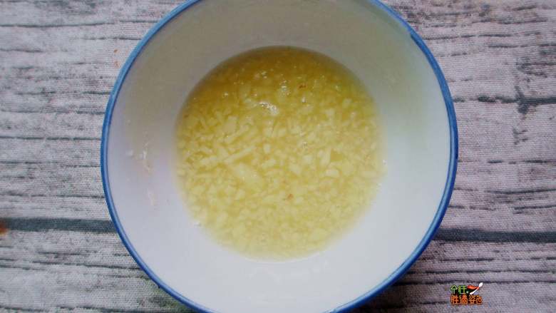 快手版赛螃蟹,把姜末放入碗里中,浇上料汁,再加入1勺料酒进行搅拌均匀。