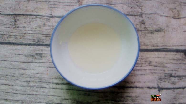 快手版赛螃蟹,碗内倒入醋,<a style='color:red;display:inline-block;' href='/shicai/ 10588'>糖</a>,盐搅拌均匀