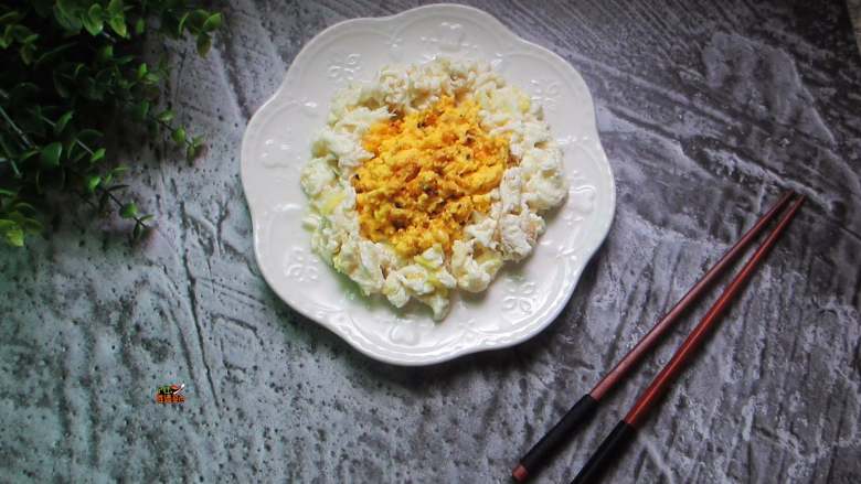 快手版赛螃蟹,别看这道菜名字里有“螃蟹”,其实其主料就是家家常备的鸡蛋,再配合醋和姜