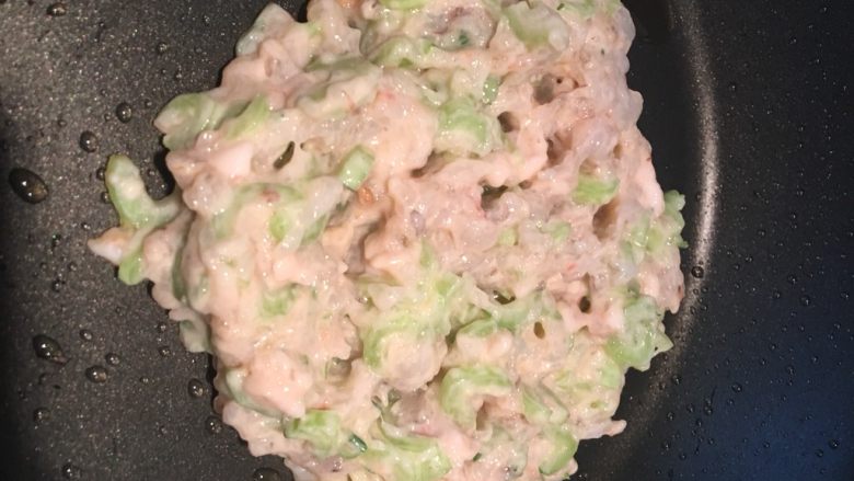 碧翠虾🦐饼,加入少许<a style='color:red;display:inline-block;' href='/shicai/ 33864'>肥猪肉</a>剁成饼，再加入一个蛋清，<a style='color:red;display:inline-block;' href='/shicai/ 519'>面粉</a>、生粉、盐混在一起， 记得要甩打十来下，这样才起胶，滑点，然后将切好的<a style='color:red;display:inline-block;' href='/shicai/ 3239'>菜心</a>粒捞匀（建议用叶子的的茎，小点易熟）