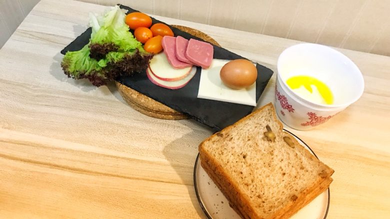 巨无霸早餐三明治😋,准备好材料,<a style='color:red;display:inline-block;' href='/shicai/ 887'>黄油</a>提前隔热融化。