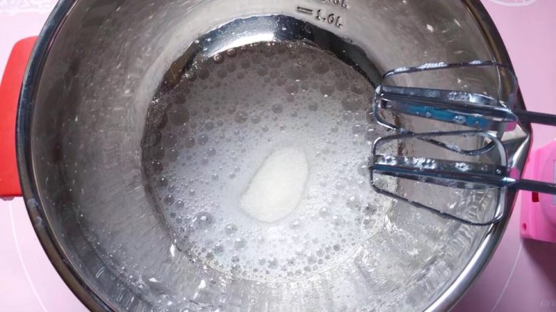 酸奶蛋糕,在蛋白中加入几滴白醋,80克绵白糖分次加入蛋白打发。