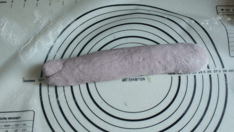 辅食 紫薯豆沙包(自制豆沙),取出发好的面团,轻轻揉匀,搓成长条状