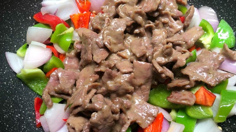 铁板牛肉,倒入牛肉,翻炒一下