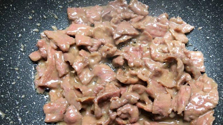 铁板牛肉,牛肉炒至8分熟,盛到盘里待用