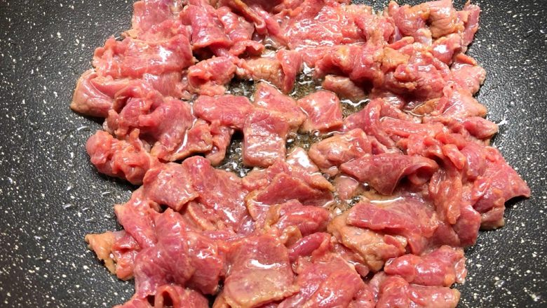 铁板牛肉,热锅放入适量油,放入腌制好的牛肉翻炒