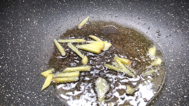 铁板牛肉,重起油锅,放入适量油,放入姜丝炒香