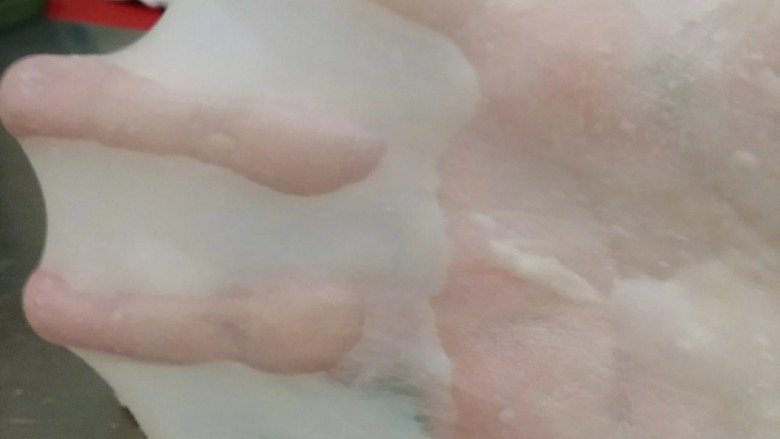 紫薯豆包,当面团薄膜与手掌接触时有空气混入,就会形成上图中的气泡。在合适温度下,面团内部不会有气泡产生。