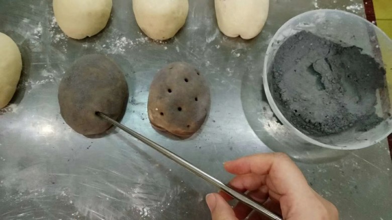 紫薯豆包,表面装饰,把可可粉,玉米粉混合入平底锅小火加热,呈现泥土色即可。
把包好馅的面团滚上泥土,用筷子扎上小孔后放发酵箱做最后一次发酵。
温度34度,时间45分钟.湿度75°
