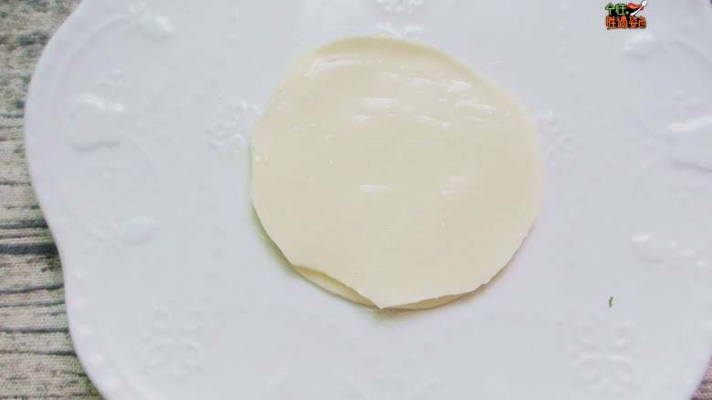 春饼卷菜(饺子皮版),饺子皮用刷子涂上一层油