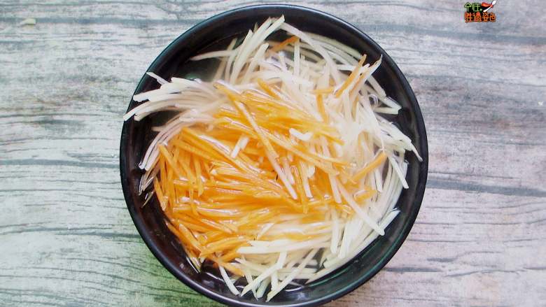 春饼卷菜(饺子皮版),准备<a style='color:red;display:inline-block;' href='/shicai/ 23'>土豆</a>丝和胡萝卜丝