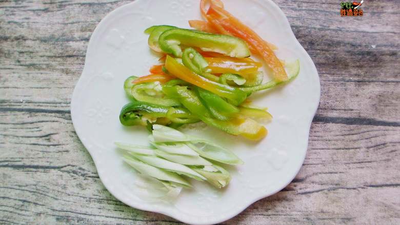 春饼卷菜(饺子皮版),青椒切丝