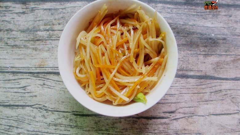 春饼卷菜(饺子皮版),土豆丝和胡萝卜丝,加入盐、醋炒成酸辣土豆丝