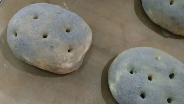 紫薯豆包,发酵完成后放入炉烘烤
烤箱底火180度 面火(上火)190度
时间13-15分钟。