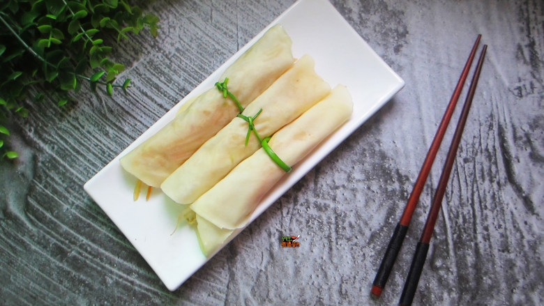 春饼卷菜（饺子皮版）,如蝉翼的皮，加入各种蔬菜，吃起来筋道有嚼劲儿，停不下来，只因太好吃了。