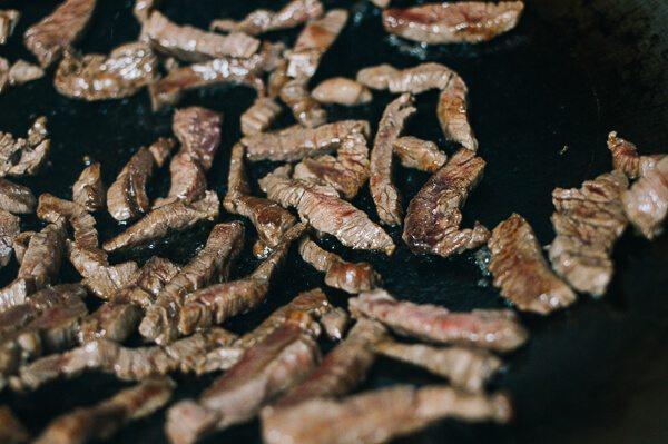 牛肉三丝,热锅加油,把牛肉烧成棕色,直到把肉煮熟,把牛肉从锅中取出,放在一边。