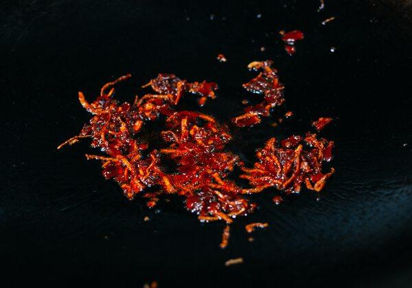 牛肉三丝,煮大约一分钟,直到油变成红色 。