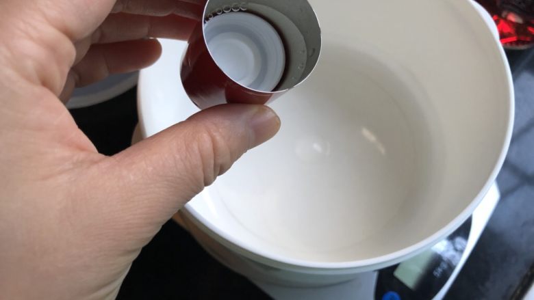 冰醉河虾,煮水的同时准备腌泡汁。用可以密封的容器,加入白酒。