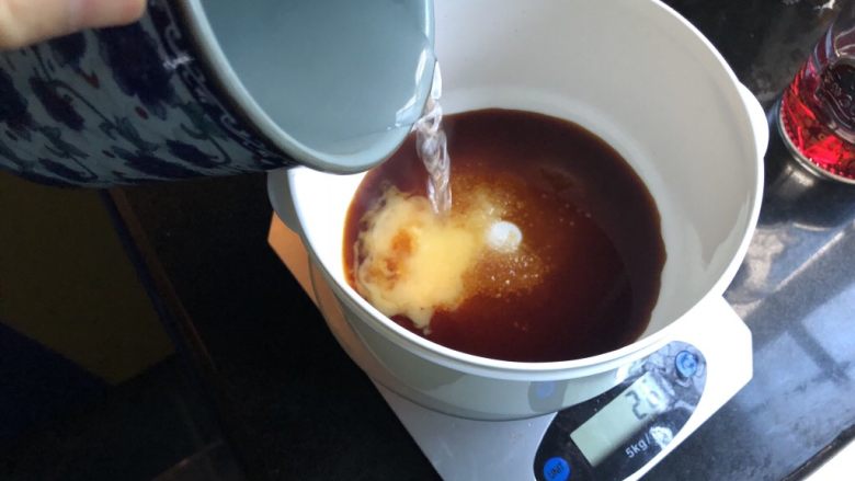 冰醉河虾,加适量凉白开,搅匀。液体的量要能没过大半河虾。