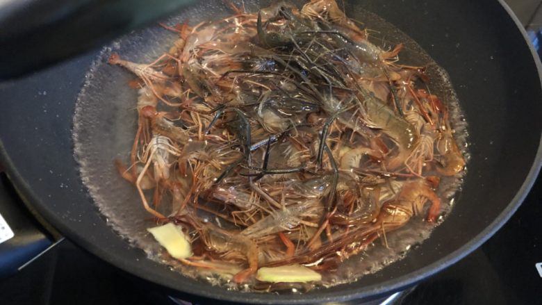冰醉河虾,下入河虾,加盖。