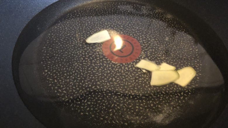 冰醉河虾,加入足量清水,估计能够没过所有的虾。加盖,开火。